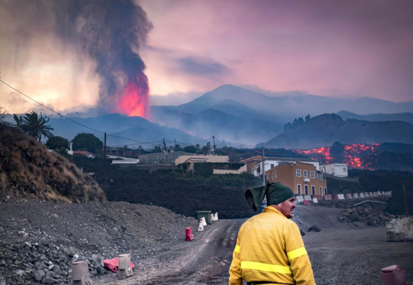 Flujos de lava del Volcán Cumbre Vieja afectando zonas urbanas en la Isla de La Palma, España. (Foto de Samuel Sánchez)