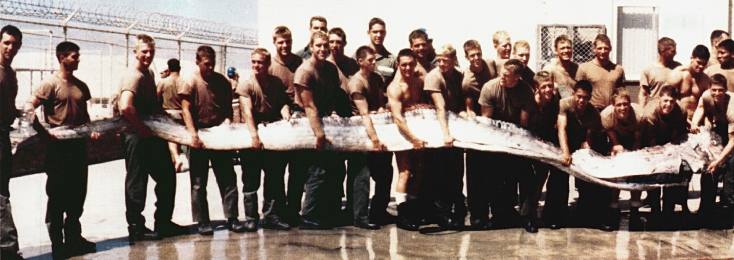 Soldados de la armada de los Estados Unidos muestran un pez remo gigante descubierto en la Bahía de San Diego en 1996 (Foto: W. Leo Smith,